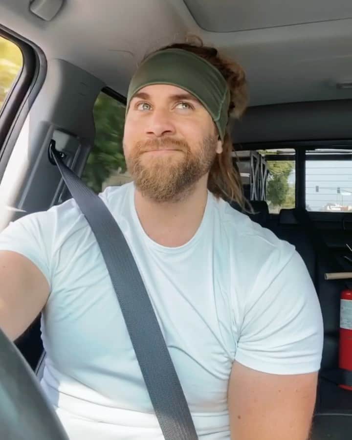 モデル、ブロック・オハーンのインスタグラム：「These video has nothing to with anything other than I wanted to post something and say hi and maybe announce a thing or two 😏  I noticed a lot of people commenting and DM’ing worried because I haven’t been posting as much so thank you first and foremost for caring. And the reason is because I’ve been working! 🙏🏽 planning on bringing some awesome stuff to you guys!  1. My new podcast. 🙇🏼 2. A YouTube Channel 🎥  3. Just for fun I’ll make a workout playlist for you guys just because I had a great workout and forgot how great these post workout endorphins feel!! 😛 🎶   Hope you guys are having a great day! Do something nice for yourself today and then something nice for someone else. Or vs. versus 🤷🏼‍♀️」