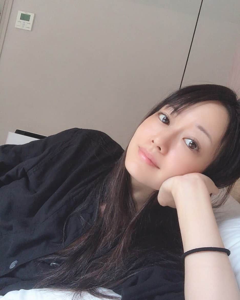 吉山りささんのインスタグラム写真 - (吉山りさInstagram)「Buenos dias.😘  ベッド🛌  広くていいなぁ〜✨  高さもちょうどいいなぁ〜🌹  ゴロゴロ気持ちーなぁ〜😴  横でも縦でも落ちないわ😍  🌈🐰🐷🐬💎✨   #bed #キング #king #🛌 #添い寝  #ガーゼパジャマ #着心地 #good   #ガーゼ #ロングヘア #枕 よっつ😂 ひとつは抱いて寝た #抱き枕 ないと眠れない💋うつ伏せと仰向けも眠れない#横寝   #吉山りさ #撮影 #撮影モデル  #アラフォー #single #mom  #すっぴん #美容 基本 #面倒くさがり なのでなるべく#お金も時間もかけないケア しかしない  とゆーかできない😂  #1日坊主 🧜🏻‍♀️🧜🏻‍♀️🧜🏻‍♀️  久々に坊主めくりしたくなった💕」9月16日 7時19分 - oreorerisa