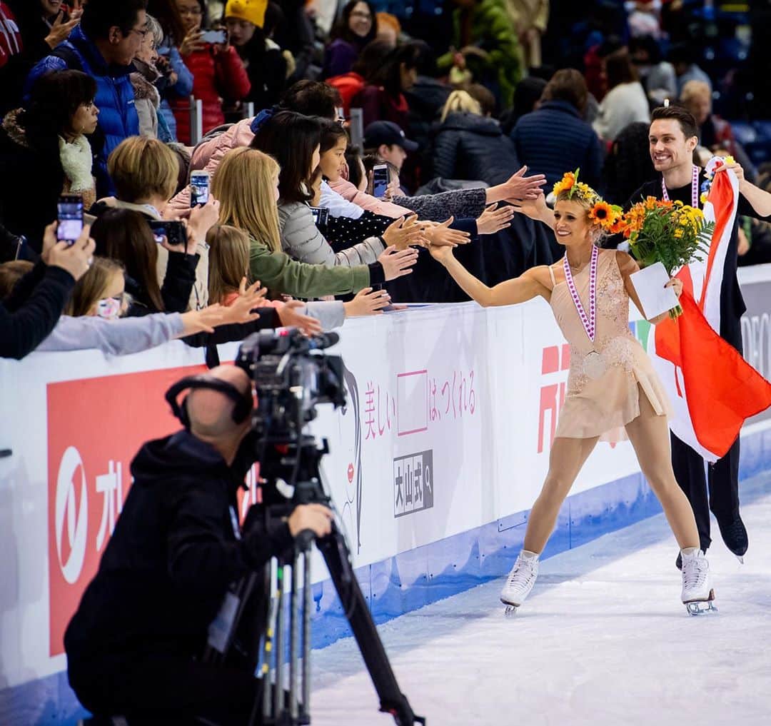 カーステン・ムーア＝タワーズのインスタグラム：「Do you miss us?! We miss you! • Though we are a few of the rare who actually really enjoy training, there isn’t anything quite like skating for a full house of enthusiastic people. We don’t know when we might have the opportunity to do that again, but tomorrow we hope to do a few things for you virtually! @skateoakvillepairs will be holding an Instagram live ‘event’ tomorrow at 10:30am EST!! All of the Oakville pair teams plus a few singles skaters will be performing either a short program or sections of their program(s). It is free to watch but there is the option to make a donation to the school to help with ice costs that have gone up due to Covid. All donations will go directly to the skaters participating. We train with some really hardworking people who would love your support, but if it’s not in your budget at this time, come hang out with us anyway!!  📸 @danielleearlphotography  Questions?? ⬇️⬇️」