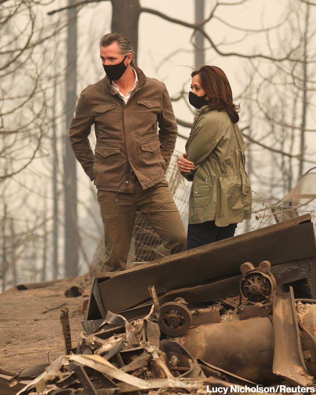ABC Newsさんのインスタグラム写真 - (ABC NewsInstagram)「California Gov. Gavin Newsom and Democratic vice presidential candidate Sen. Kamala Harris assess some of the damage from the devastating Creek Fire in Fresno County, California. Harris was briefed on the impact of the California wildfires at Pine Ridge School in the community of Auberry. Officials say the Creek Fire is the 12th largest in California history. Five of the 20 largest fires in California have burned this year.」9月16日 7時26分 - abcnews