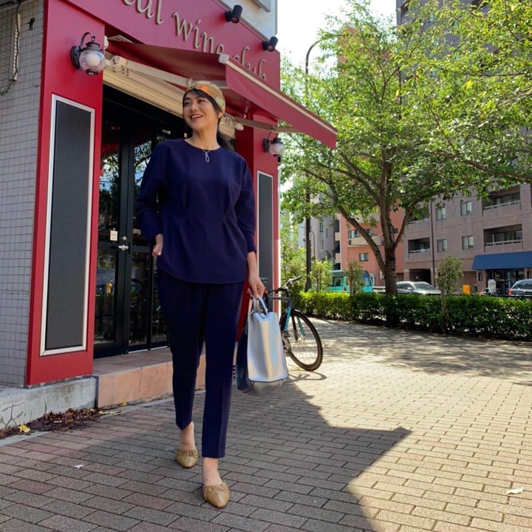 のインスタグラム：「#タックプルオーバー　 #イージーパンツ #セットアップ　で着たり それぞれにも使える 着心地楽チンきれい見え👍 ベーシックカラーで着回し力あり😊 #ジャージ素材  背中のベロアテープが可愛い💕　ネームタグチラ見せ😁着るときは中に入れてね  パンツのシルエットはテーパード、センタープレスでスッキリ見え、ウエストはゴム😊  #ネックレス　もあります❣️  @_rejoove_  @qvc_japan   9月18日　1時と15時  #オンエア  その前に 17日、19時からは @lalavie_official  オンエアがあります🤎  その前に インスタライブ 17日は17時からやります😁」