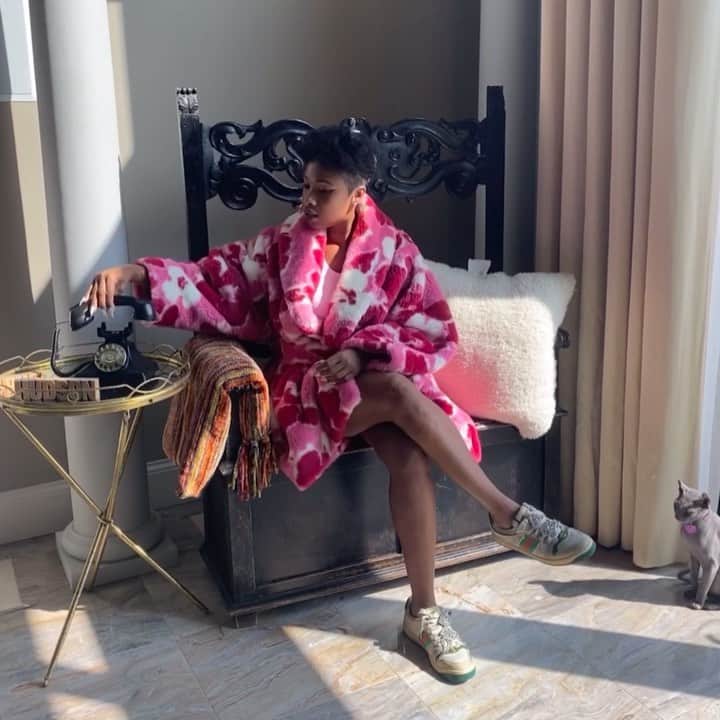ジェニファー・ハドソンのインスタグラム：「Ahhh .... if u want to talk to me at home , u have to call my house phone ! No FaceTiming wanted here ! Hello , you’ve reached the capital ! Jhud speaking !!」