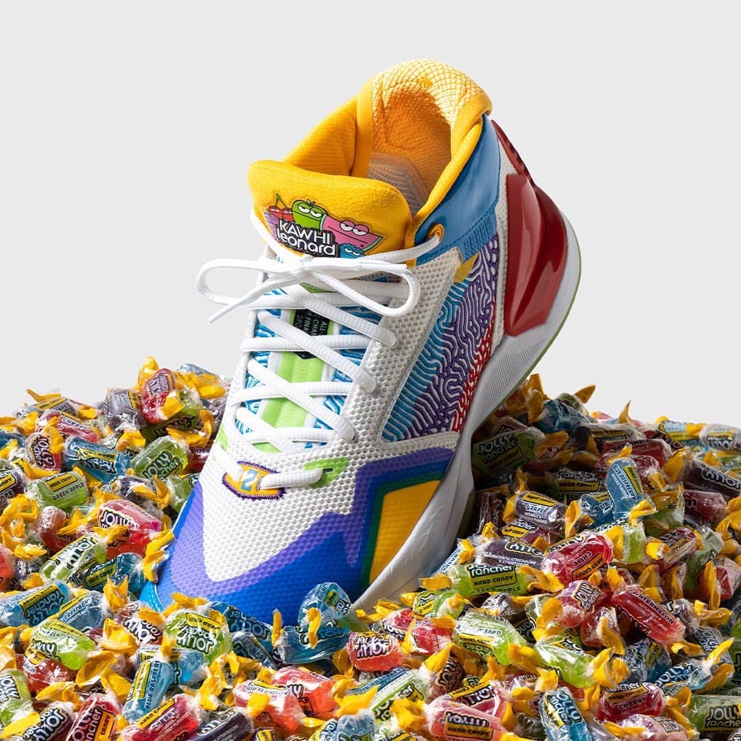 のインスタグラム：「@hypebeastkicks: @jollyrancher and @newbalance have linked up for a sweet KAWHI Collection. Coming in “Original Flavor” and “Blue Raspberry,” the collection offers everything from a pair of 327s and 480s to sport slides and a T-shirt, each inspired by a colorful bag of Jolly Rancher sweets. The collection is set to release sometime in late October. Stay tuned for more info.⁠⠀ Photo: New Balance」