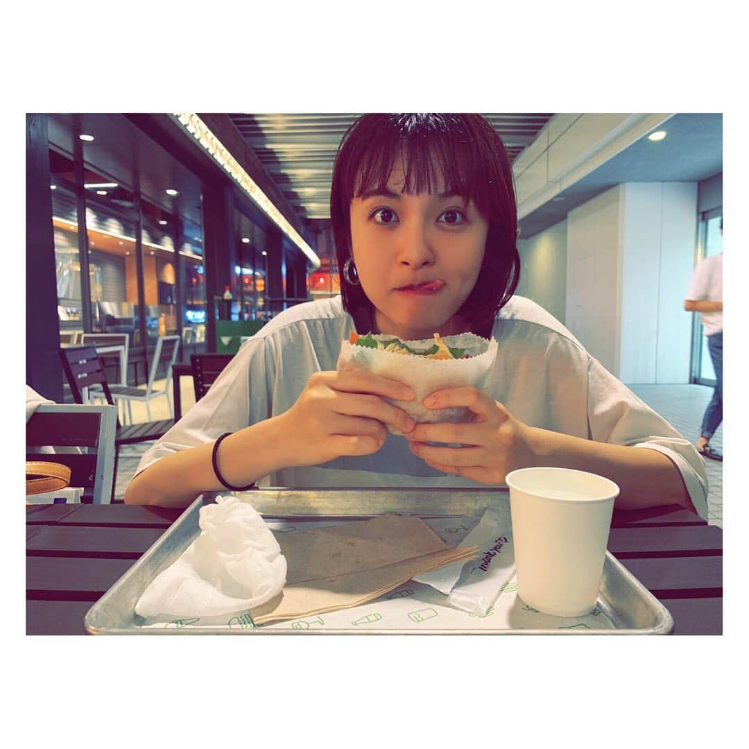 樋井明日香 さんのインスタグラム写真 - (樋井明日香 Instagram)「いつかのハンバガー頬張る子ちゃん 📸 @luvy0211  最近よくお腹がすくなあ☺️ 秋かな。」9月16日 7時39分 - hinoiasuka_0108