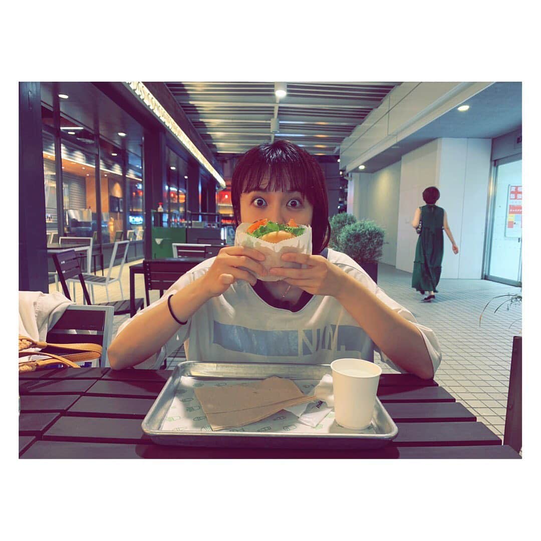 のインスタグラム：「いつかのハンバガー頬張る子ちゃん 📸 @luvy0211  最近よくお腹がすくなあ☺️ 秋かな。」