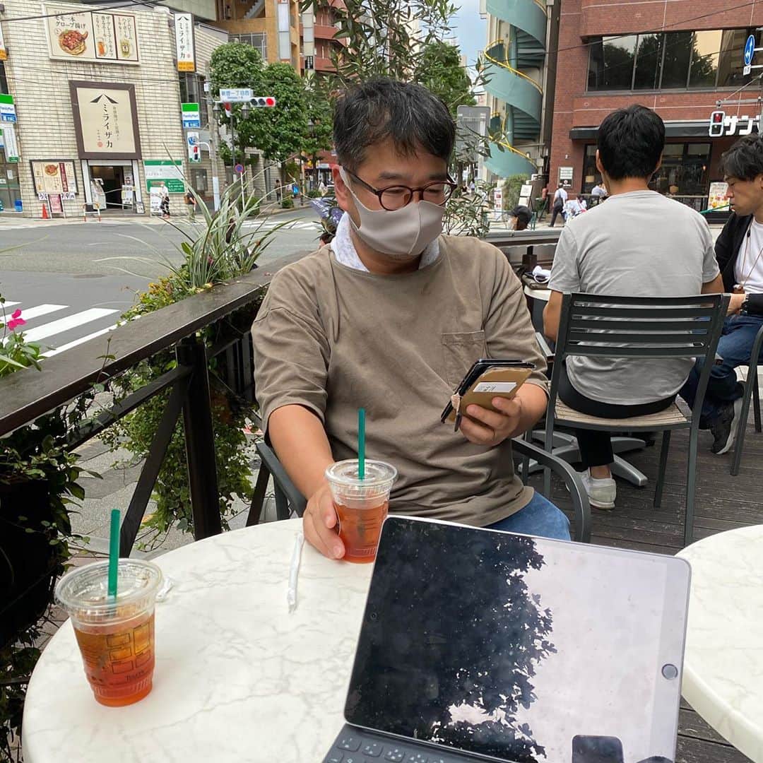高木三四郎さんのインスタグラム写真 - (高木三四郎Instagram)「昨日私のTwitterで上げたこの画像。実は真横に新宿タイガーマスクがいたのでした(笑)。最近ウチの事務所近くのカフェによく出没しています！ #新宿御苑前 #新宿タイガー #新宿タイガーマスク」9月16日 7時50分 - t346fire