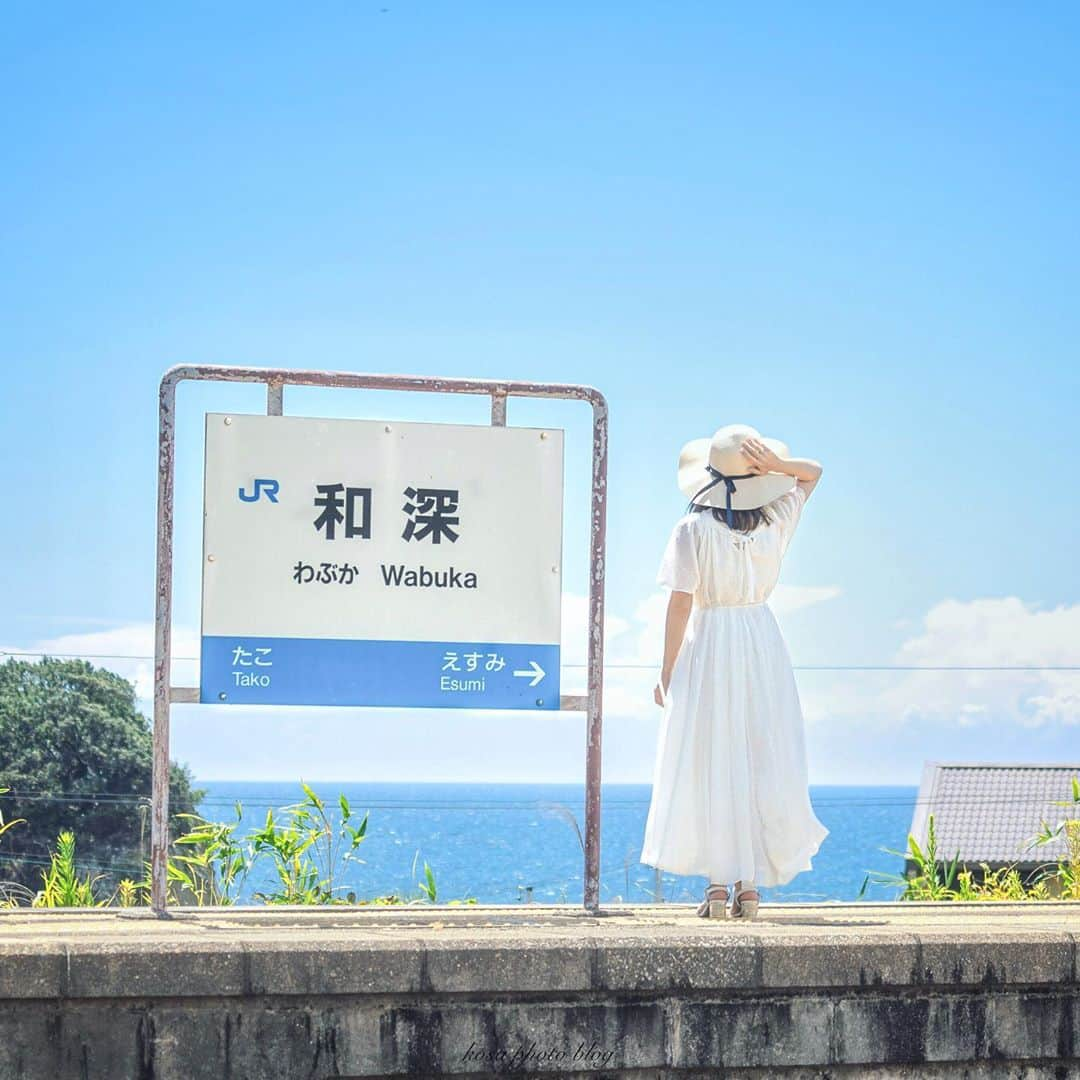 コサさんのインスタグラム写真 - (コサInstagram)「海の見える駅 🚃 ホームから美しい海が見える〜🌊 ここのロケーションは良かった〜😊 . ホームには跨線橋がないのでトンネルを通る必要があります🙋‍♂️ そのトンネルの先に見える海が、これまた綺麗でした👍 . Location:和歌山 Wakayama / Japan🇯🇵 Date:2020年9月 . #和深駅 #TandDフォトコンテスト2020 #discover #今こそ写真でつながろう #insta_wakayama #グッドトリップ和歌山 #visitwakayama #かつらぎーの #nankiphoto #Japan_Daytime_View #art_of_japan_ #tokyocameraclub #dpj_member #IG_PHOS #photo_jpn #ptk_japan #pt_life_ #bestjapanpics #IGersJP #sorakataphoto  #light_nikon #LBJ_Legend #広がり同盟メンバー #special_spot_legend #s_shot #japan_of_insta #bestphoto_japan #Rox_Captures #kf_gallery_vip #1x_japan」9月16日 7時57分 - kosa_photo