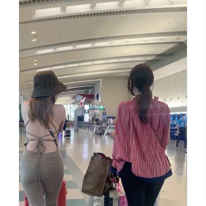 葉月樹里のインスタグラム：「ワイみたいなどチビが、ペタ履を履いたら一撃で終わる説。  . .  しかし、今年は寒くなるの早いな〜🍃  . . .  #葉月樹里 #soiréeine #ソワレーヌ #ちんちくりん #それでしかない #終 #荒川の荷物の量の半端なさ #鞄だけで10kgオーバー」