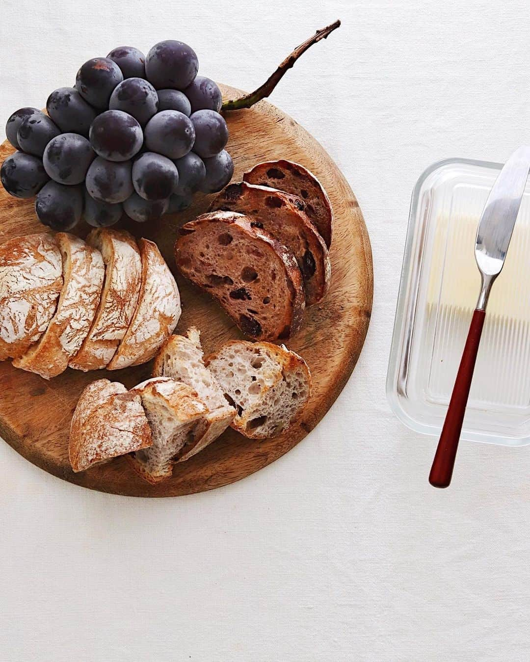 樋口正樹さんのインスタグラム写真 - (樋口正樹Instagram)「Today's breakfast . 今朝はパン３種と、 バター、ピオーネ。 . . #パン盛り合わせ #パンとバター #秋のパン祭り #ぶどう #ピオーネ #朝のフルーツ #バター #パンのある暮らし #パンのある生活 #パン部 #パンスタグラム #breadstagram #assortedbread #breakfastfruits」9月16日 8時03分 - higuccini