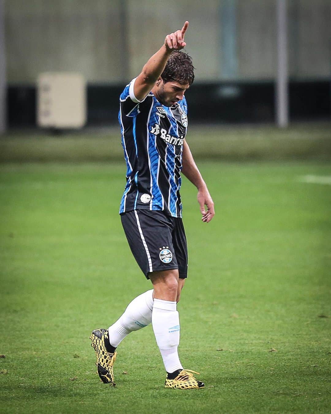 ルーカス・シウヴァ・ボルジェスのインスタグラム：「Parabéns, Grêmio Foot-Ball Porto Alegrense pelos seus 117 anos de histórias, conquistas e toda grandeza.    Feliz por fazer parte e viver esse momento juntos, @gremio   #UnidosParaOQueDerEVier #Grêmio117Anos」