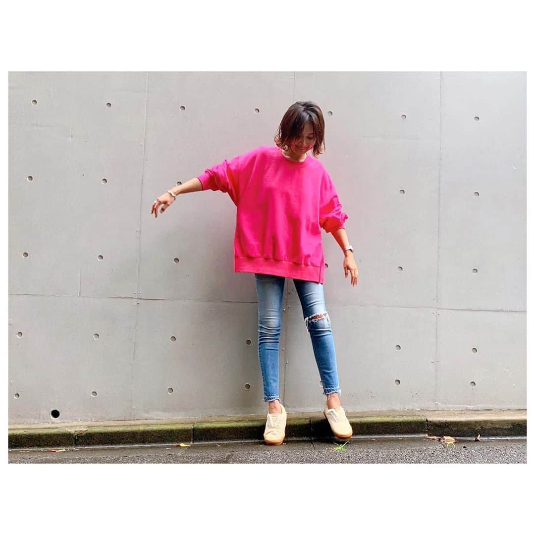 のインスタグラム：「gm☻ 今朝も5時起きからのスタート。 涼しくなって朝んぽが本当に気持ち良い🐶 そろそろ長袖の出番。 この復刻デニムは本日発売予定です👖 久々のインスタライブも正午からやる予定なのでお時間あればご参加ください😋 #fashion #style #ootd #outfits #herfee #herfee_official」