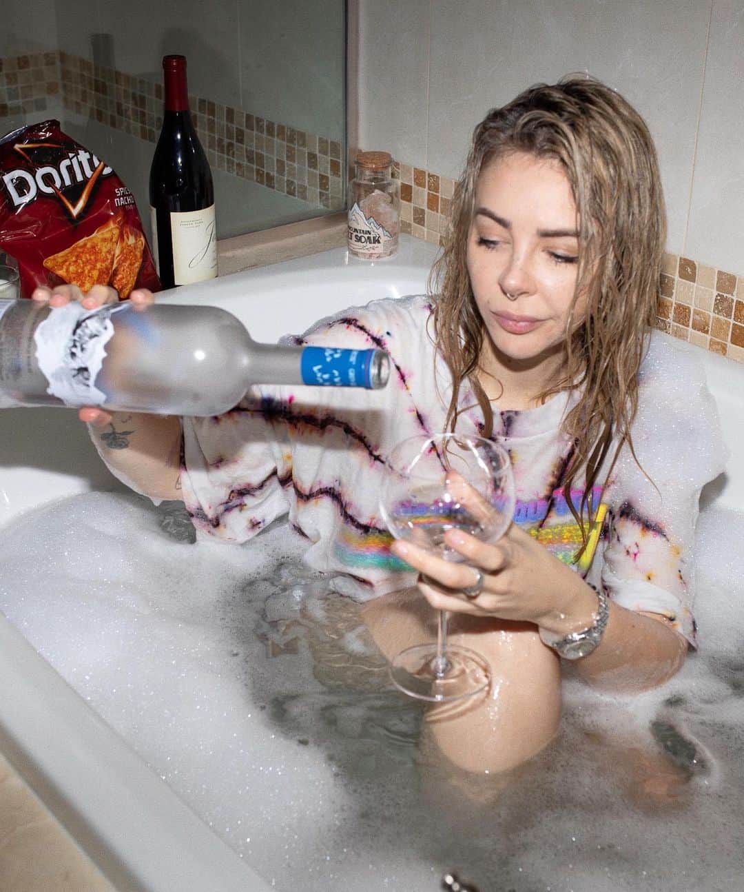 アリソン・ワンダーランドのインスタグラム：「was supposed to be playing my red rocks show today but am doing this instead」