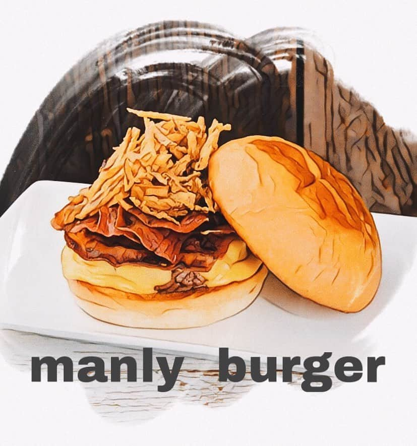 umamiburgerjpnさんのインスタグラム写真 - (umamiburgerjpnInstagram)「🍔manly burger🍔NO.3 . ベイサイド店では常に3位の人気を誇るバーガー🥉 . manly という名の通り. 男気溢れるバーガーで🍔 たっぷりのカリカリベーコン🥓 カリカリオニオン.  そしてトローリとろけるビアチェダーチーズがたまらない❣️ . お腹が空いた！😫今日はガッツリ食べたい！😤という気分の方はぜひお試しください🍴 . #ウマミバーガー  #umamiburger  #チーズ好き  #チェダーチーズバーガー  #チーズ好きにはたまらない  #ジャンクフード #ウマミバーガー横浜ベイサイド店  #ウマミバーガー南町田グランベリーパーク店  #ウマミバーガー錦糸町パルコ店  #ウマミバーガー有明ガーデン店  #ウマミバーガー恵比寿三越店  #ウマミバーガー青山店  #ウマミバーガーみなとみらい店  #三井アウトレットパーク  #ベイサイド  #グルメバーガー #横浜グルメ #お腹すいた #umami  #foodie」9月16日 8時21分 - umamiburgerjpn