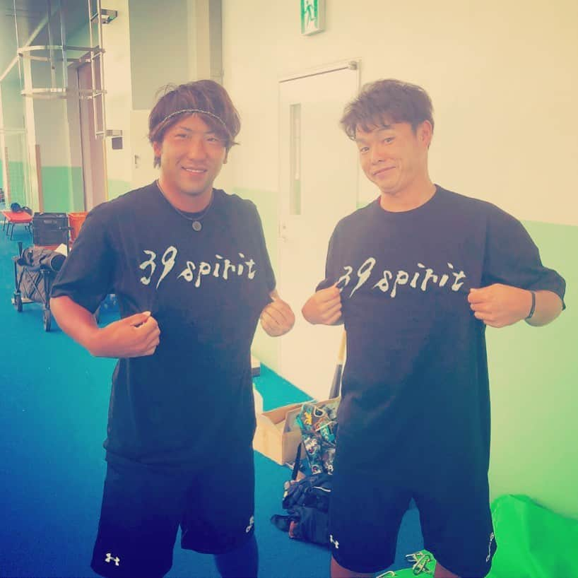 杉山翔大のインスタグラム：「少し遅れてしまいましたが、武山さんから素敵なTシャツ頂きました！！ みなさんも是非ゲットちゃって下さい😁  #39spirit #武山真吾  #大先輩 #亀澤恭平 #杉山翔大」