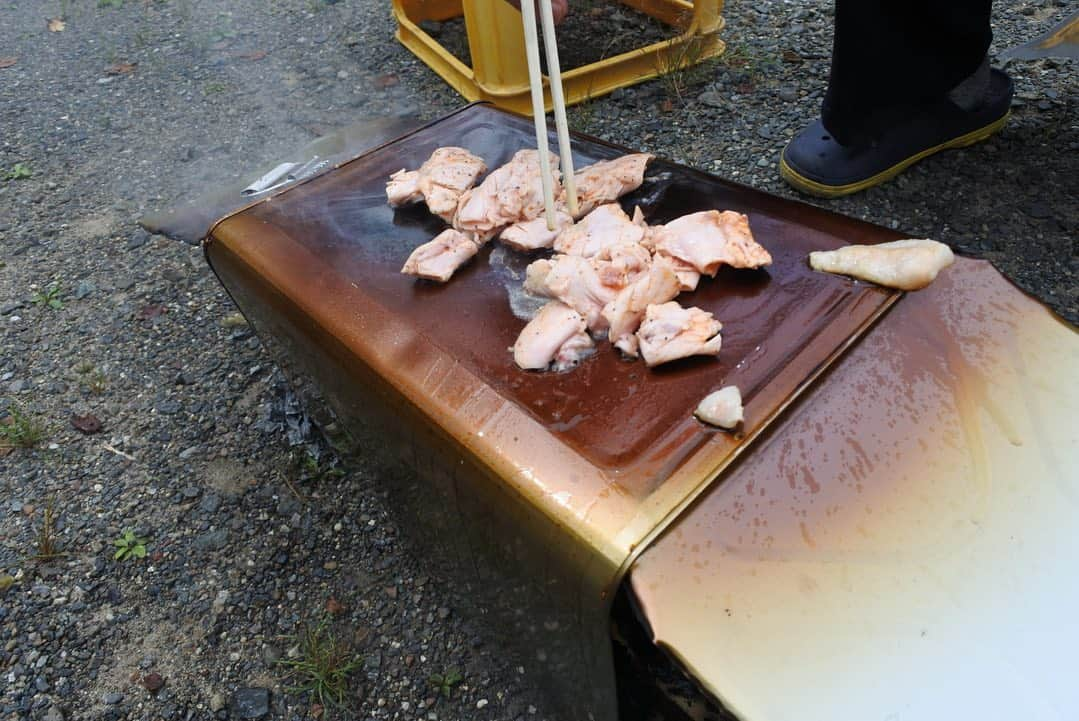 ニッチロー'さんのインスタグラム写真 - (ニッチロー'Instagram)「一斗缶焼肉🥩  飯田市の遠山郷にある肉のスズキヤさんにお邪魔して一斗缶焼肉なるものを体験させて頂きました！  昔の方はこうして外焼肉を楽しんでいたとの事で、焼肉歴史を知るうえでとてもいい経験をさせて頂きました！  スズキヤさんのオリジナルキャップとポロシャツ頂いたので早速着て焼肉！  #肉のスズキヤ　 #スズキヤ #スズキヤニッチロー' #一斗缶焼肉 #焼肉 #外焼肉 #飯田焼肉 #飯田市 #南信濃 #遠山郷  #飯田焼肉大使 #ニッチロー' #ニックロー #ニッチ飯 #yakiniku #yakinikucity #iidacity」9月16日 8時37分 - nicchiro5.1