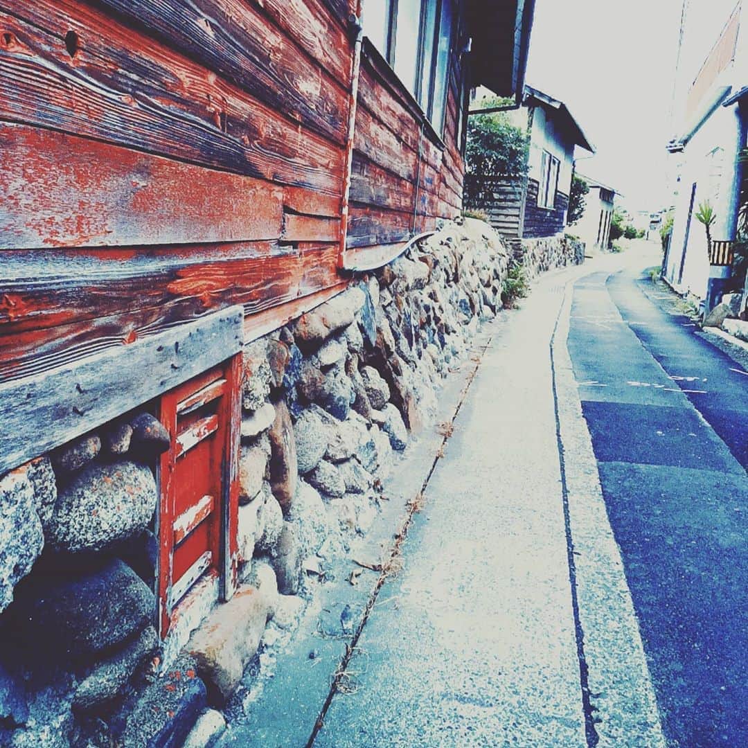 松本隆博のインスタグラム：「。 今日は若干、ヒザ痛し 致し方なく近所歩いて います。 たまには回り道、 たまにはのんびり、 たまにはおやすみ、 たまにはぼーーっと、 たまには！！！  全力疾走、負けられない 時もある、そしてまた 寝る  …人生遊歩道～」