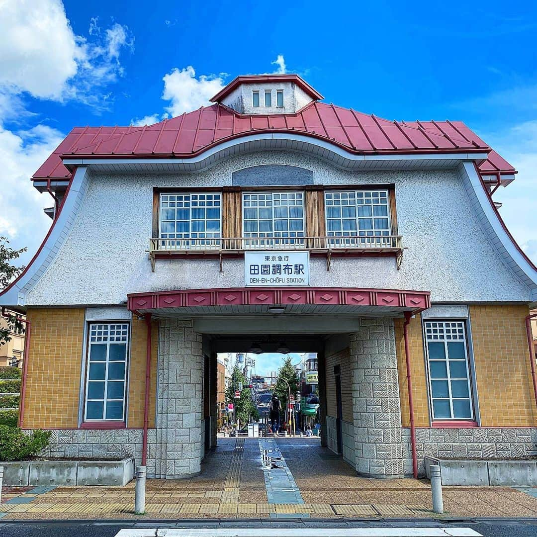 里井真由美さんのインスタグラム写真 - (里井真由美Instagram)「#open #bread #bakery  ㊗️本日オープン‼️玉川田園調布の 「ル トーキョー フレンチベーカリー エスプリ」栗デニッシュでございます〜🌰😆 @esprit_tokyofrenchbakery  ・ ・ 2色栗のビジュアルも可愛く、生地サクサクでクリームとろける♡おいしい✨ ・ ・ 焼きたてパンが続々と登場します‼️ お店はナショナル田園 敷地内で、あの！パンの最高峰「ふじ森」の2号店であり、  今まで玉川田園調布にあった「エスプリ ド ビゴ」の継承店でもあります🇫🇷🇯🇵✨😌✨  つまり、藤森もも子ちゃんが代表者♡ @fujimori_pain  @momoko_golf  @national_den_en  ・ ・ →5枚め)フォトスポットは「会いたいね♡」という意味が込められていて、自撮りしてもパンを撮って一緒に食べたい人に写メしても良き♡  ・ ・ おいしいパンとエスプリパワーが呼び寄せてくれます🍞🥐🥖🥪  ・ ・  最後にオープンポスターも添付しましたが、 お店のロゴ、窓や壁のイラスト、フォトスポットなど、全て 渋井しほりちゃんのデザインです @shihorin24   エスプリ1号店である 田園調布駅からスタートしたという思いも込められたロゴ♡ 左端のデザインは 田園調布駅のイメージです。田園調布駅の画像も添付しておきますね。  田園調布駅からは歩いて7〜8分です♡  🇫🇷🥖🥐 ル トーキョー フレンチベーカリー 世田谷区玉川田園調布2-6-21 TEL 03-6715-6699 営業 8:00〜18:00 ・ ・ #ルトーキョーフレンチベーカリーエスプリ #ふじ森#パン#里井真由美#ナショナル田園#フードジャーナリスト里井真由美#パン屋#田園調布#栗#栗デニッシュ#モンブラン#スイーツ#クロワッサン#フランスパン#🇫🇷#letokyofrenchbakeryesprit」9月16日 8時50分 - mayumi.satoi