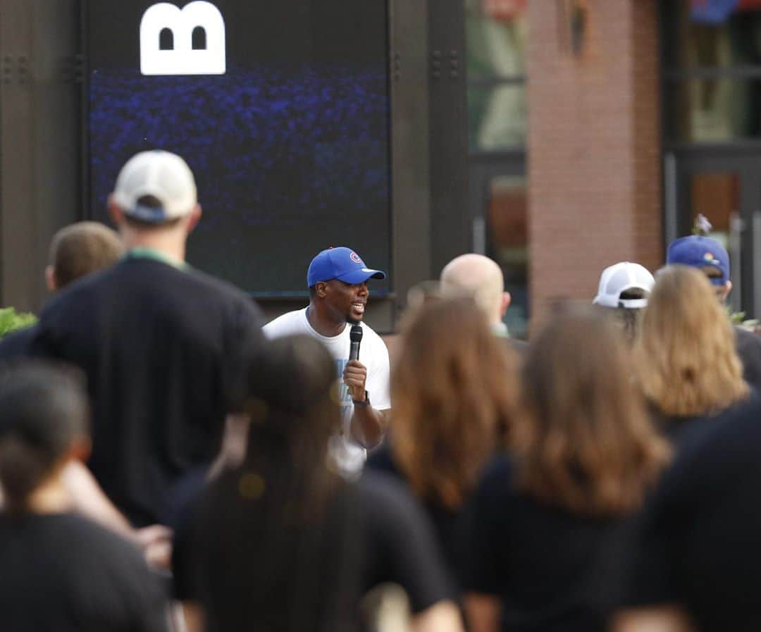 シカゴ・カブスさんのインスタグラム写真 - (シカゴ・カブスInstagram)「As the final homestand of the regular season begins, Cubs front office associates join in solidarity to call for change and raise their voices in the fight against racism and social injustice. Joined by @jahmal_cole from @myblockmyhoodmycity, today’s Associate Rally for Change sets in motion activities the Cubs will support around voter registration and education.」9月16日 8時50分 - cubs