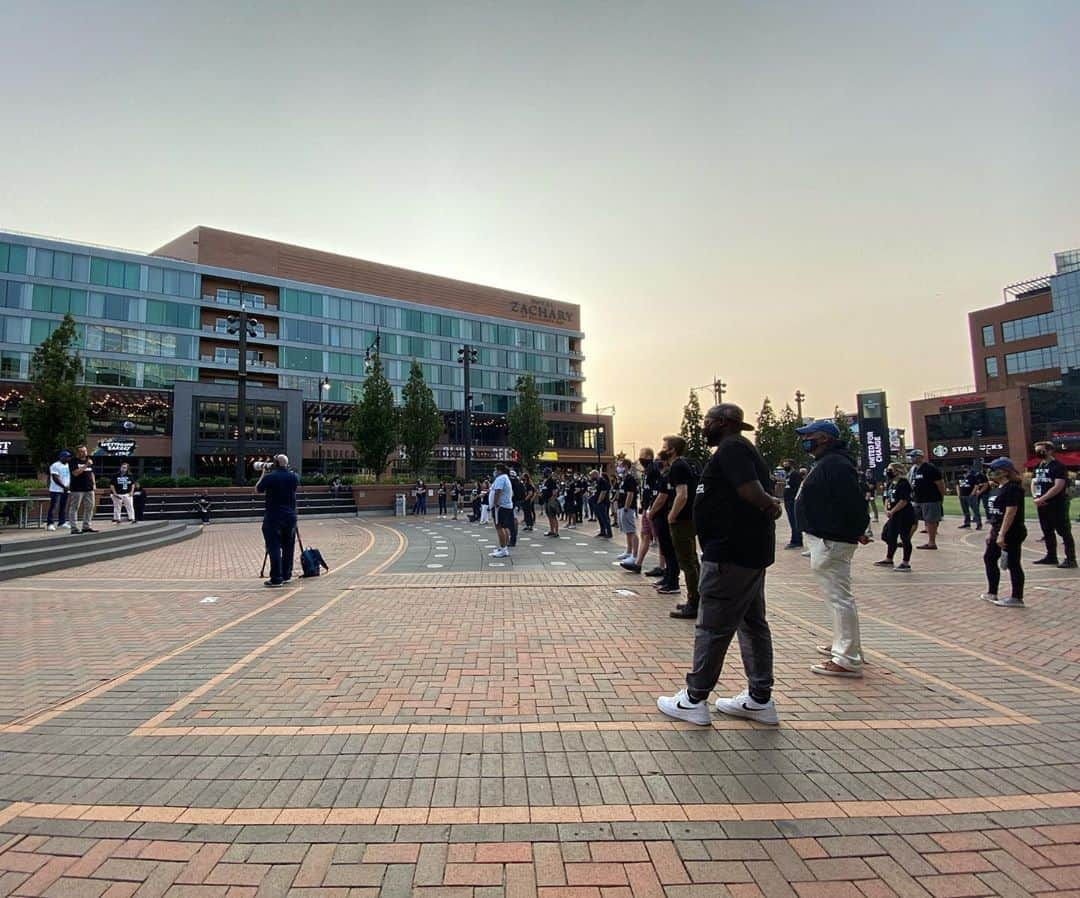 シカゴ・カブスさんのインスタグラム写真 - (シカゴ・カブスInstagram)「As the final homestand of the regular season begins, Cubs front office associates join in solidarity to call for change and raise their voices in the fight against racism and social injustice. Joined by @jahmal_cole from @myblockmyhoodmycity, today’s Associate Rally for Change sets in motion activities the Cubs will support around voter registration and education.」9月16日 8時50分 - cubs