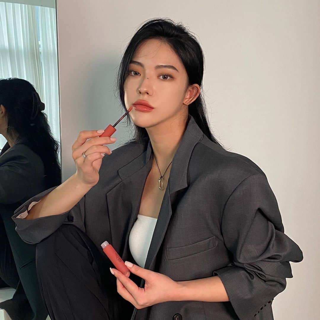 3CE Official Instagramさんのインスタグラム写真 - (3CE Official InstagramInstagram)「3CE BLURRING LIQUID LIP #STICK_AROUND 베이지톤 베이스의 매력적인 다운 톤 피치 컬러💋 완벽하게 스며드는 커버감으로 립 메이크업에 특화된 #블러필터 #매트립의혁신 #블러필터립 #자체주름보정 #베일효과 #리퀴드블렌딩 #APP메이크업 - 3CE BLURRING LIQUID LIP #STICK_AROUND Everyday wearable muted peach is an alluring shade that features a beige undertone💋 #surreal #Unbeatable_Peach #Calm_Payoff #3CE #3CEBLURRINGLIQUIDLIP」9月16日 8時50分 - 3ce_official