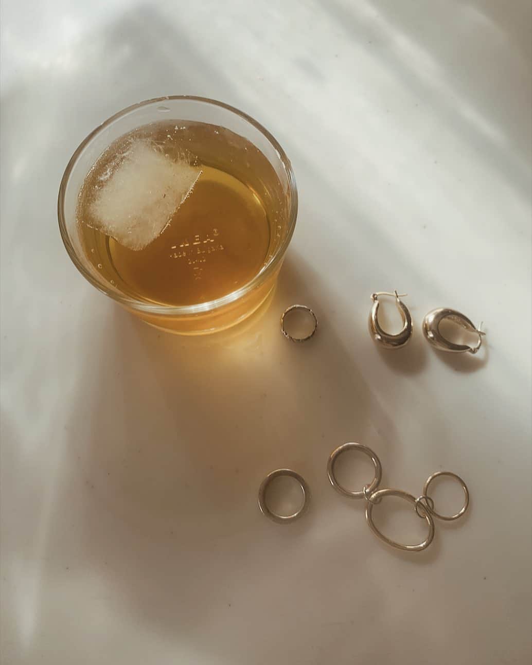 のインスタグラム：「Good morning  今朝は酵素に置き換えしてきた🥤  朝は早く出る日はバタバタしてて、 食欲がわかない時と、 食べるタイミング逃す時も🥺 (食べる日はめちゃくちゃ食べる)  でもサッと飲めるから、 朝食抜くより絶対おすすめ◎  昼、夜は多分普通にガッツリお腹空いてきます🐖  ストーリーに 最近の腸活の調子を 載せました。  腸活すると 下っ腹がほんとすっきり。 ボトムス綺麗に履けるよ。 特にデニムとか◎  １食置き換えはキツい方は、 ついつい間食してしまうタイミングで 飲む。 何かとついつい口寂しくなるから、 それを変えるだけでも いいみたい。 ↑どちらかといえば、あたしもそっち派🤣  食べたいが勝つ🐷  もとはキノコ🍄で、それを発酵して、 その過程で生まれる、酵素、乳酸菌、ビタミン が入ってるみたい。  初回は安かったし URLも貼り付けてる ☑  女性も男性も基礎代謝が低下するから ぜひおすすめ  ┈┈┈┈┈┈┈┈┈┈ #置き換え#置き換えドリンク #置き換えダイエット#腸活#腸内環境#腸内環境改善 #基礎代謝#基礎代謝アップ #アラフォー#アラフォー世代#パパ#ママ#酵素#酵素ドリンク #おはようございます#goodmorning」
