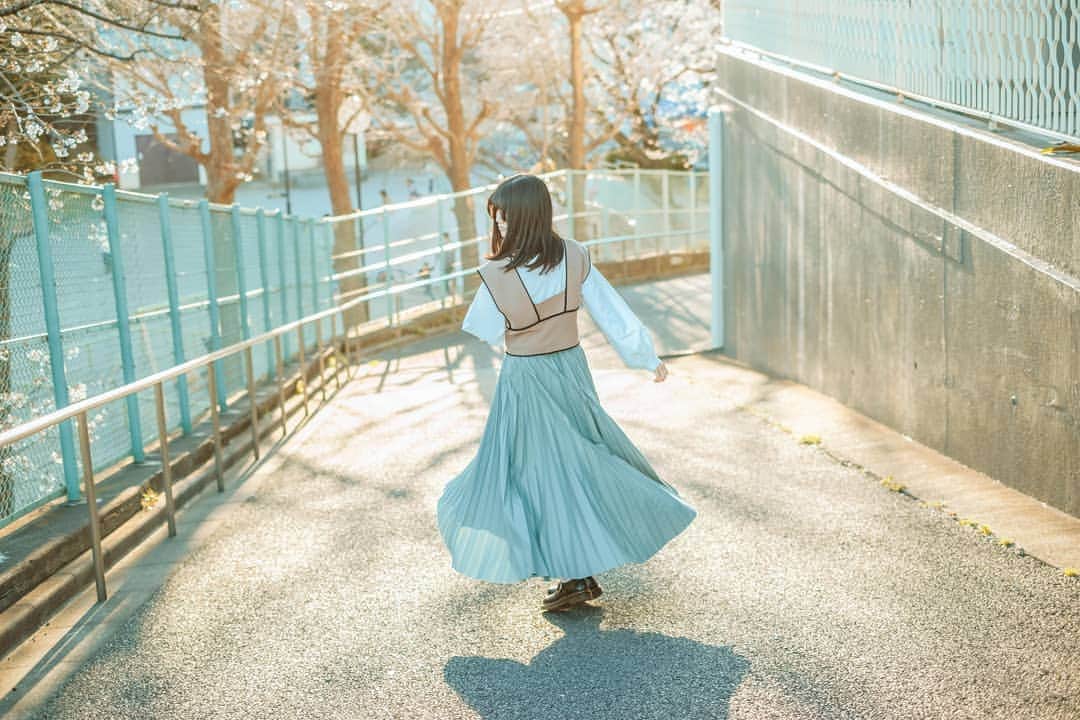 桜羽萌子さんのインスタグラム写真 - (桜羽萌子Instagram)「身長や体型的には一般に短めのボトムが合うって分かってるんだけど、ロングのスカートやワンピースの生地によって違う重みや生地の動きや肌触りなんかが好きで選びがちです。 この生地は色と光による透け具合がお気に入りのプリーツスカート。  #coregraphy  #portraitmodel #キリトリセカイ #スクリーンに恋して #jp_portrait #東京カメラ部  #写真撮ってる人と繋がりたい  #光と影  #ファッション好きな人と繋がりたい #服が好き  #154cmコーデ  #メリージェーン #drmartensstyle #プリーツスカート #clane  #クラネ」9月16日 8時54分 - tktkpengin