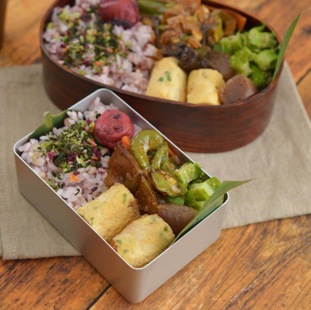 yukiyoのインスタグラム：「2020.9.16* ・ 今日のお弁当 ・ 50%マンナン雑穀ごはんにふりかけ梅干し乗っけ ネギ入り出汁巻 麻婆茄子 ねじりこんにゃく煮 四角豆ごまピーナッツ粉和え ・ お湯を入れるお味噌汁付き ・ ・ 那須に安くて美味しいお惣菜屋さんがあるらしい 金曜日は午後からそこに行ってみようかと。 ・ 那須の美味いものといえばローマイヤの月一直売会 これも予約して行ってみたいけど それはまたそのうち…にしよう 冷凍庫隙間あんまり無いし笑 ・ #お弁当 #obento #bento #lunch #lunchbox #onthetable #japanesefood #暮らし #曲げわっぱ #lin_stagrammer #ロカリ #おうちごはんLover #マカロニメイト #IGersJP #THE」