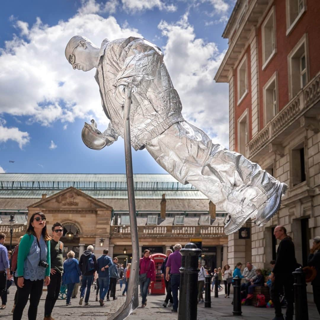 National Geographic Travelさんのインスタグラム写真 - (National Geographic TravelInstagram)「Photo by @Justin.Jin  A street performer levitates in front of passersby at Covent Garden in London. Street art, performances, and installations enliven the British capital, especially during summer. Follow @justin.jin for more stories and images from around the world. #london #britain #justinjin」9月16日 9時04分 - natgeotravel