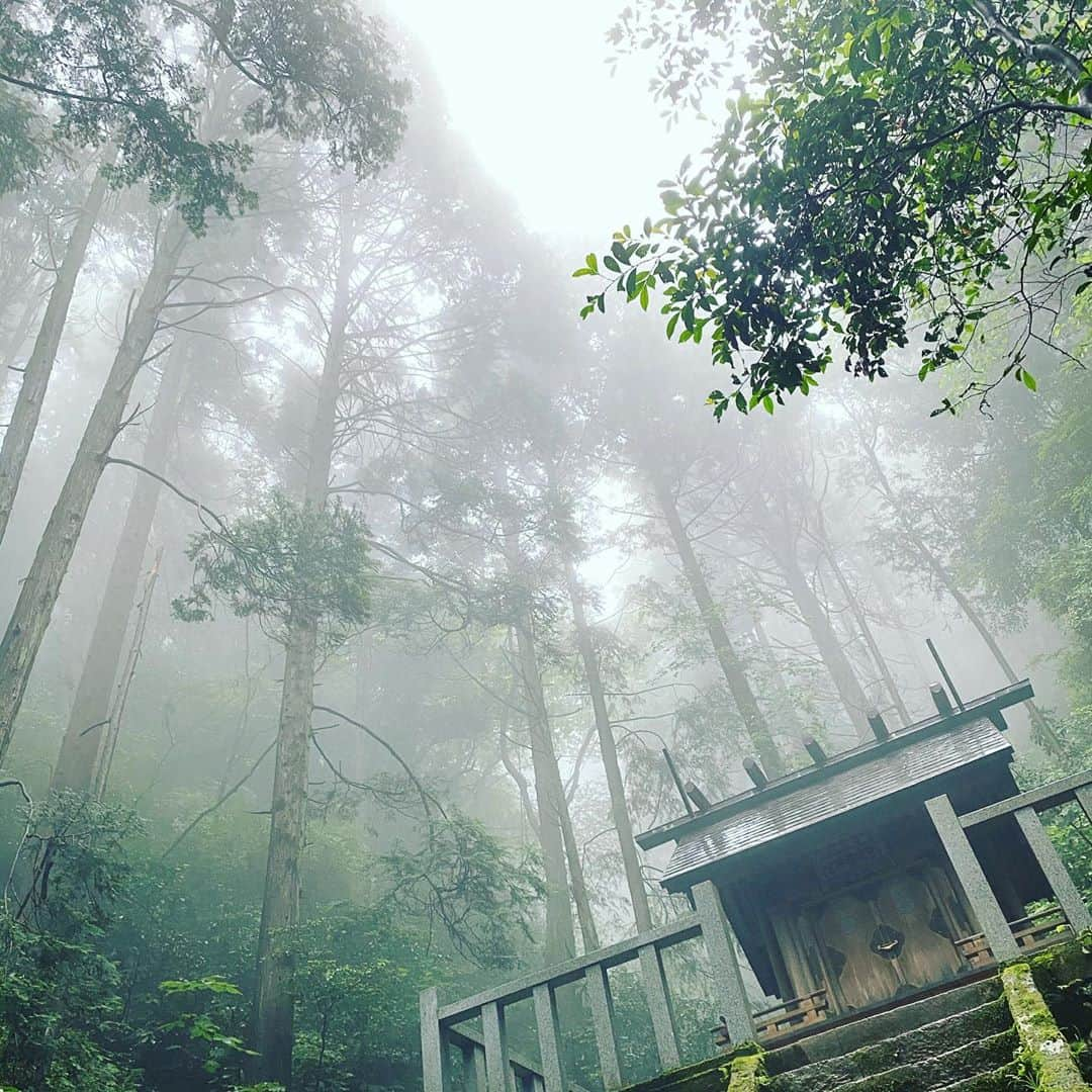 LOVE ME DOさんのインスタグラム写真 - (LOVE ME DOInstagram)「御岩神社の奥宮のかびれ神宮です。歓迎の鈴の音が聞こえてきました。幸運をもらえたかも。今、運が欲しい人、強運を発揮したい人、画像を使ってみて下さい。 #待ち受けにどうぞ #待ち受け画像 #待ち受け画面  #強運 #幸運 #御岩山  #御岩神社  #かびれ神宮  #神々しい  #鈴の音 #水戸藩祈願所」9月16日 9時06分 - lovemedo_fortunteller