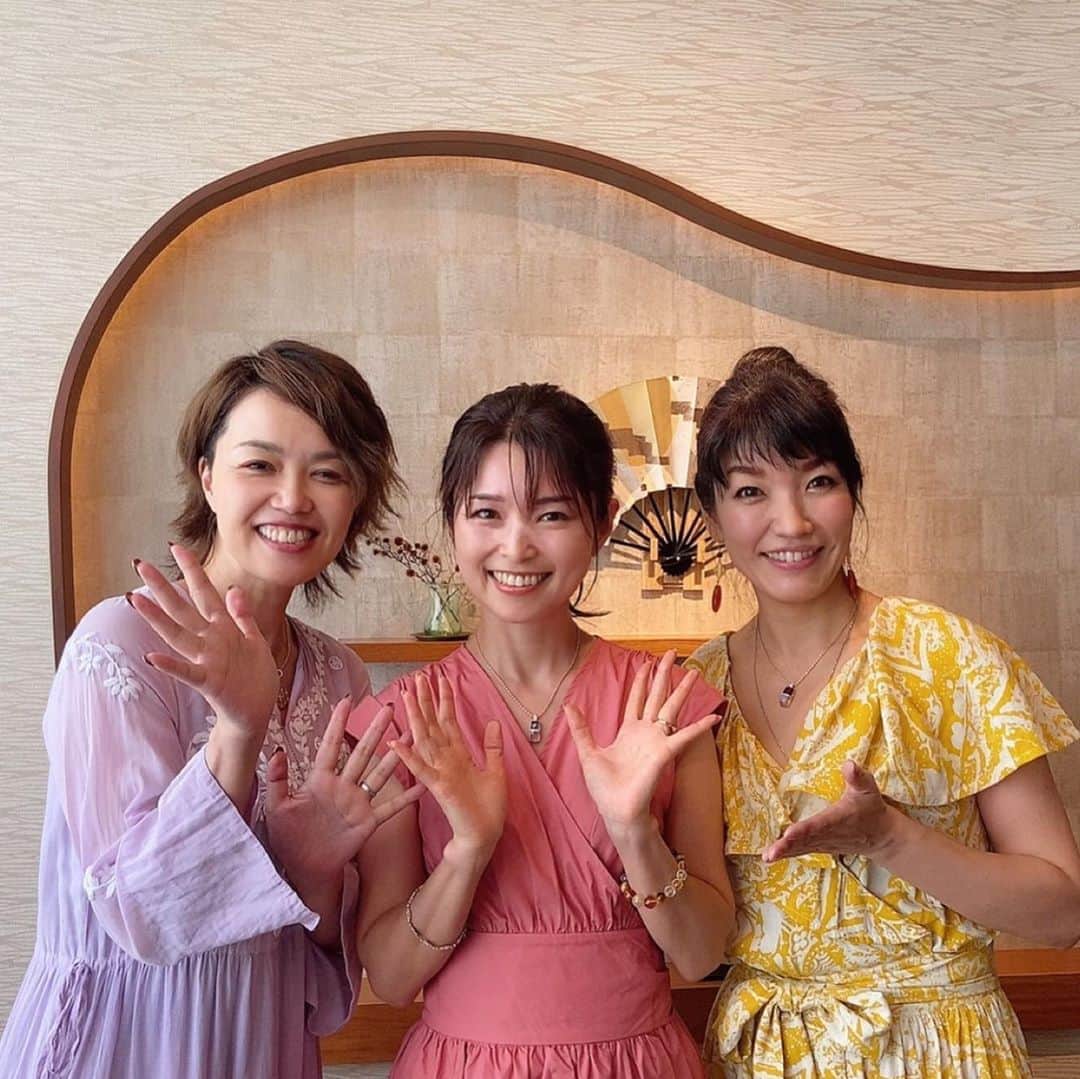 藤田りえさんのインスタグラム写真 - (藤田りえInstagram)「過日、オーラソーマ®︎ジュエリーお渡しランチ会へ。﻿ 7月にオーダーしたジュエリーが完成！会えるのを心待ちにしていました。﻿ ﻿ 世界でたった一つの私だけのジュエリー。﻿ このネックレスは、身に纏った人が女優のように人生を輝かせることから、通称「女優ネックレス」と呼ばれているそう。﻿ ﻿ 一生大切にします♡私のところに来てくれてありがとう˚✧₊⁎❝᷀ົཽ≀ˍ̮ ❝᷀ົཽ⁎⁺˳✧༚﻿ ﻿ pic1 オーラソーマ®︎ジュエリーとのご縁を繋いでくださった @45ma2 松葉子さん、﻿ 先日YouTubeチャンネル登録者数が2万人を突破した @akikokamogashira 講演家の鴨頭明子さんと。﻿ ﻿ pic 2と3はプロの方に撮っていただいた写真。私たちのジュエリーが完成したとき、たまたま別の撮影にいらしていたカメラマンさんがご好意で撮って下さったそう！お写真を譲ってもらえました！到着前からラッキーだ笑﻿ ﻿ #藤田りえ﻿ #アナウンサー #フリーアナウンサー #アナウンサー藤田りえ #オーラソーマ #オーラソーマジュエリー #松葉子さん #鴨頭明子さん #女優ネックレス #ピンクと水色 が #好き #ミドフォー #アラフォー #アラフィフ #アラフォーコーデ #アラフィフコーデ #40代 #40代ファッション #40代コーデ #45歳 ﻿ ﻿」9月16日 9時16分 - rie_fujita.ana