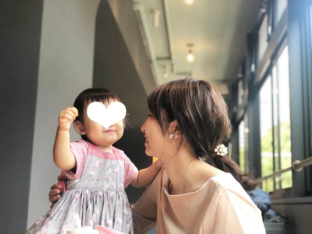 小野恵美のインスタグラム：「食べて美味しいニコニコ顔の娘😋 こちらまで幸せになります。  パンを片手に口の周り凄いことになってますが😂笑  今日も笑顔の1日にしようね🌈🌿  #女の子ベビー #女の子ママ #生後11ヶ月 #もうすぐ1歳 #もぐもぐタイム #母娘 #baby #babygirl #赤ちゃんのいる生活 #赤ちゃんのいる暮らし」