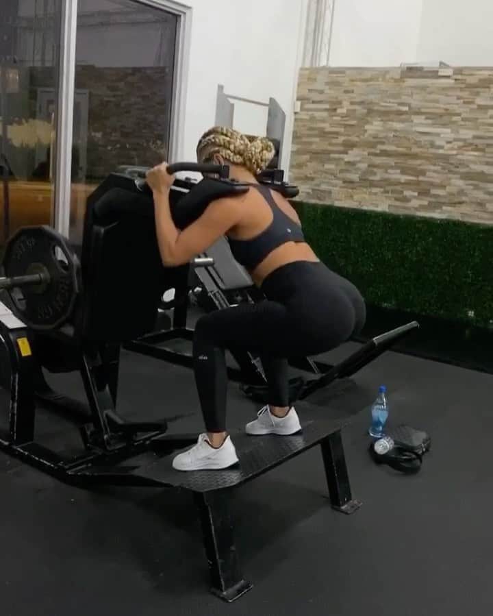 のインスタグラム：「Miss being in the gym with my baby! @anthony.rhoades #LegDay is always my fave with you Papa! I think it’s the extra slaps on my ass that keep me motivated! 😏🖤 Fit by @aloyoga」