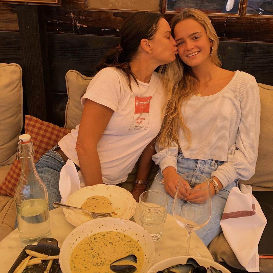 のインスタグラム：「Back again for girls lunch with @paisleyverea while @shareefmalnik & @andee123456 take to the 🚴‍♂️ again」