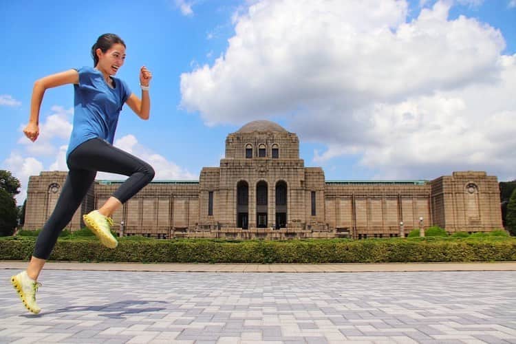 大杉亜依里のインスタグラム：「躍　動　感！🏃🏻‍♀️✨  「走って、カメラ前で"ちょっと"跳ねる感じで！」  というまりさんの言葉を受け、大ジャンプをかました私。  「…いや、もうちょっと抑えても良いよ！😂」  まりさんとの撮影が楽しくて、終始飛び跳ねていた私なのでした。笑  "体力の限り出来ることは最大限やります精神"や、"ものすごく調子乗り"なところなど、隠れた私がこの写真にバッチリ収められている気がします。笑  楽しかったなぁ🤣❤️  1〜3枚目 Photo： @nattoumari  4枚目 Photo： @koukoshi」