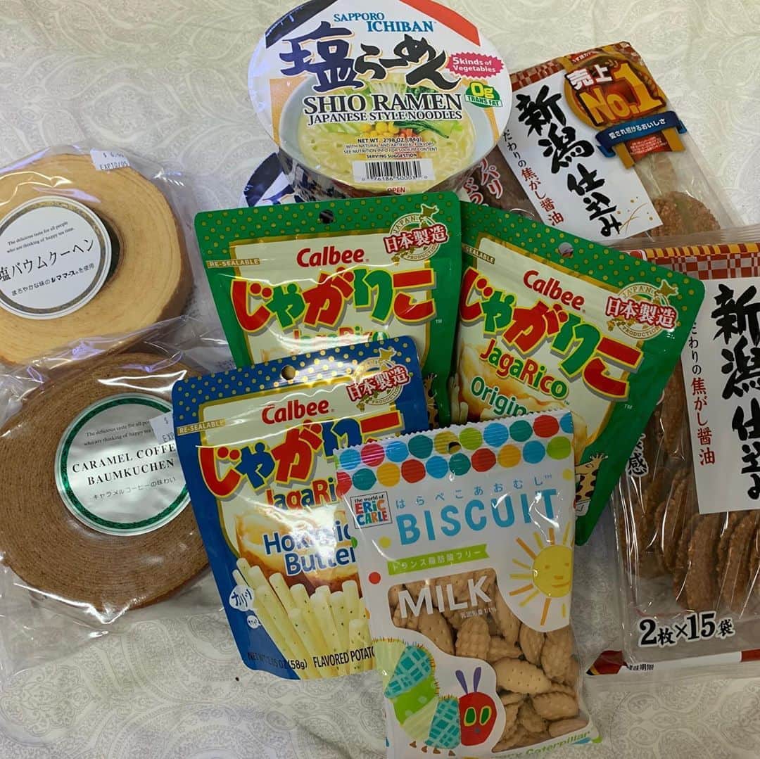 飯島寛子さんのインスタグラム写真 - (飯島寛子Instagram)「International market 内のMitsuwaへ。 フリクションペンあるかどうか？と立ち寄っただけなのにcare package用の菓子を購入になっちゃった😆 北海道コーナーでは六花亭や北海道キャラメルも嬉しい！ 嗜好品デーでした。 #じゃがりこ　#calbee #carepackage #インターナショナルマーケットプレイス #ワイキキ　#mitsuwa」9月16日 9時42分 - hirokoiijima