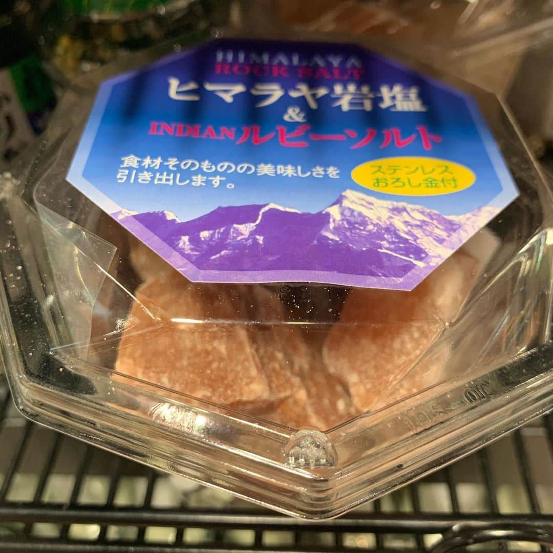 飯島寛子さんのインスタグラム写真 - (飯島寛子Instagram)「International market 内のMitsuwaへ。 フリクションペンあるかどうか？と立ち寄っただけなのにcare package用の菓子を購入になっちゃった😆 北海道コーナーでは六花亭や北海道キャラメルも嬉しい！ 嗜好品デーでした。 #じゃがりこ　#calbee #carepackage #インターナショナルマーケットプレイス #ワイキキ　#mitsuwa」9月16日 9時42分 - hirokoiijima