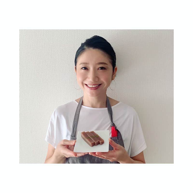 市橋有里のインスタグラム：「今週はすだちういろう。 すだち大使としては、皮まで全部 余すことなく使いたい。 このういろうは、山口のあの豆子郎と徳島のすだちとのコラボ。 もちもちぷるぷるの後の爽やかさ✨ すだちならでわです♪ レシピはプロフィールからご覧くださいませ😊 ・ スーパーで秋刀魚を見かける季節になりましたが、今年はまた高いですね〜 😆 ・ #すだちういろう #ダイエットポストセブン #すだち大使 #すだち愛 #すだち料理 #すだち #小料理屋あり」