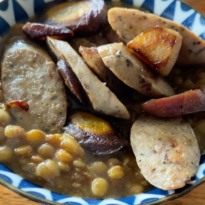 ケリスのインスタグラム：「Coconut curry Dahl, rainbow carrots and chicken mushroom sausage . Lentils are high in folate , protein and iron . Here’s a quick tip , don’t peel your carrots . Wash them but don’t peel them . It’s like throwing away antioxidants and vitamins. Which the skin holds the most of .」
