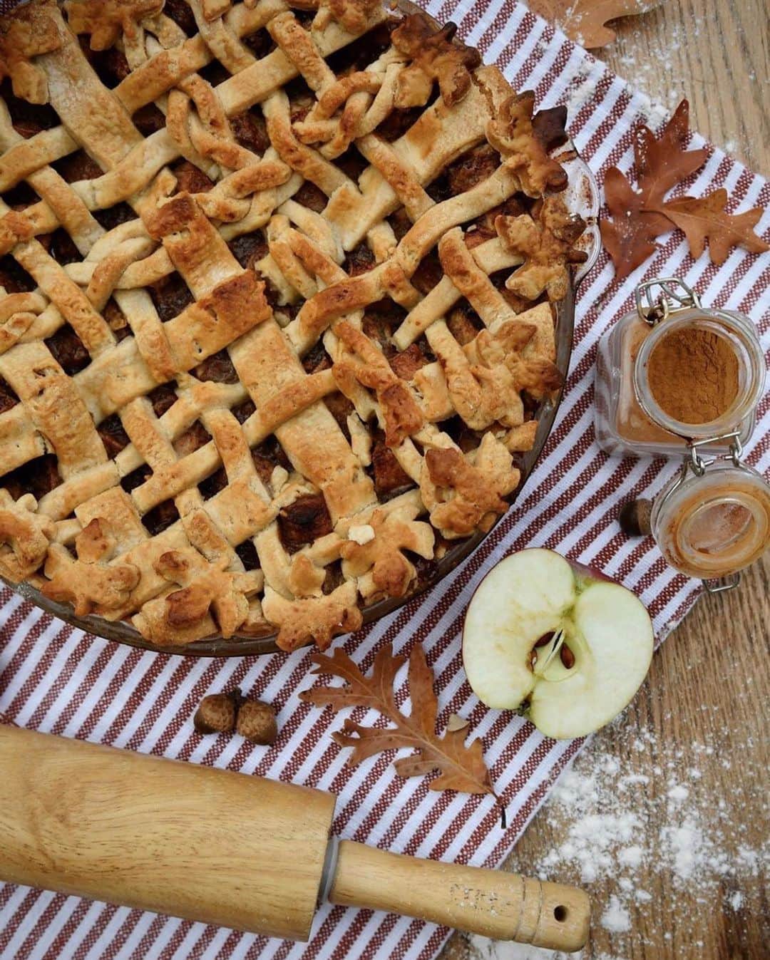 FOLKのインスタグラム：「Autumn and apple pie forever please. Today’s favorites: 1.) @pine.and.proper 2.) @lukekonarzewski 3.) @kuhrmarvin 4.) @rachyhannahphoto 5.) @beasquire 6.) @francisque_s」