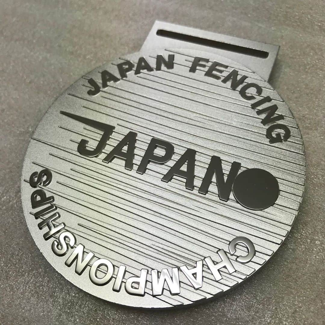 太田雄貴さんのインスタグラム写真 - (太田雄貴Instagram)「今年から全日本のメダルを新しくしました。既製品ではなく、一からデザインし、貰って嬉しいメダルを目指しました。  デザインは、お馴染みの、 @gugitter さんにお願いしました。素晴らしい出来栄えで嬉しい限りです。  さあ、エイブルpresents第73回全日本フェンシング選手権大会、いよいよ明日開幕です！！   #エイブルpresents第73回全日本フェンシング選手権 #諦めない心も挑戦する勇気もすべてスポーツが教えてくれた #突け心を #エイブル #NTT西日本 #ドラゴンクエストウォーク #サーバーワークス #鈴与グループ #出前館  #タマディック #森永製菓 #fencing #フェンシング #JAL #NISSAN #SLcreations #KOWA #三洋紙業 #やまや #越智運送店 #トレンドマイクロ  #デサント #ハリウッド化粧品 #GTEC #協和発酵バイオ #オーシャンパッケージ #オリエンタル酵母」9月16日 9時39分 - yuki_ota_fencing