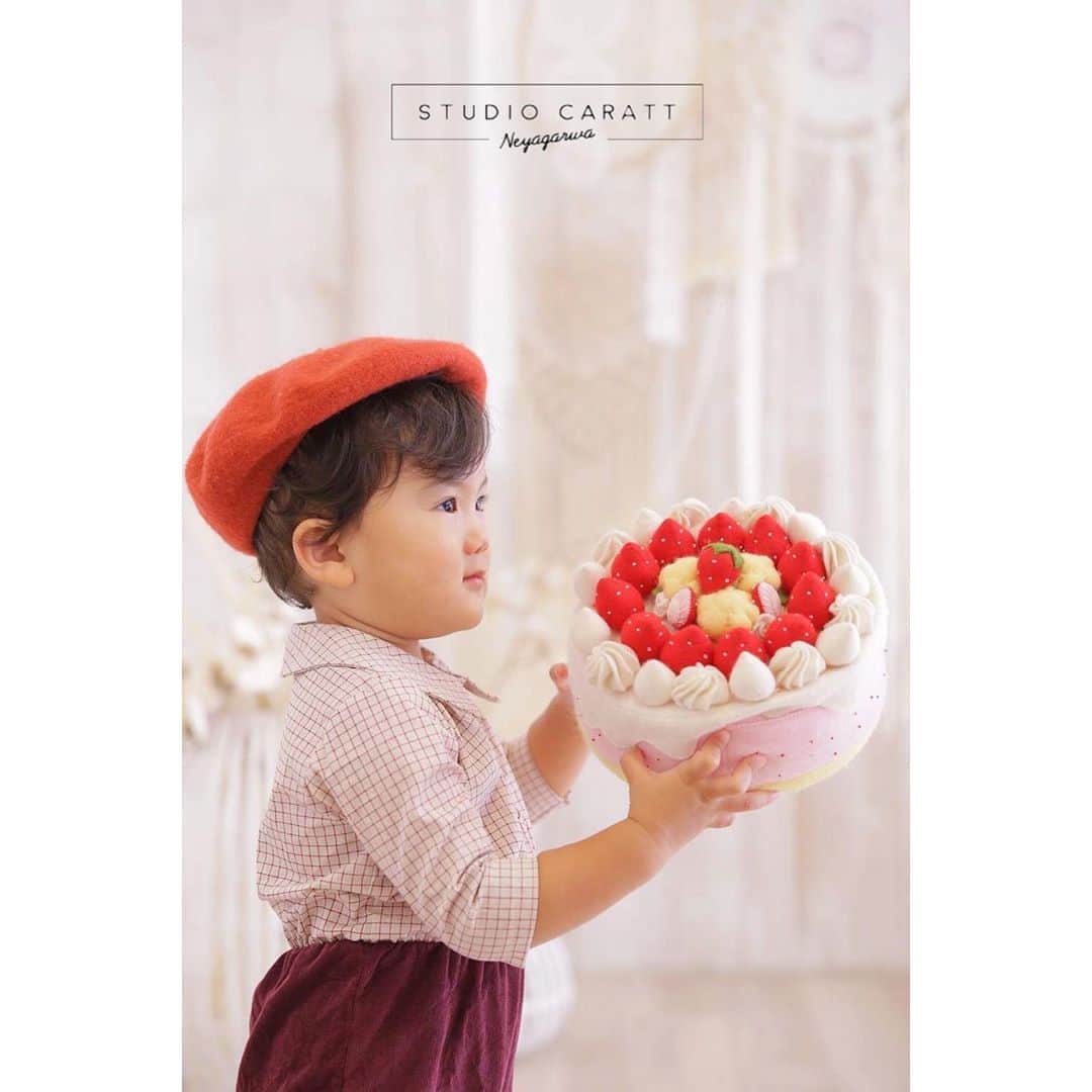 のインスタグラム：「. . 配達員さんみたいでとっても可愛い♡♡♡ お誕生日おめでとう🎂❤️ . . #スタジオキャラット #スタジオキャラット寝屋川 #スタジオキャラット寝屋川店 #キャラット #キャラット寝屋川 #キャラット寝屋川店 #フォトスタジオ #キッズスタジオ #キッズフォトスタジオ #ベビー #フォトスタジオ大阪 #関西ママ #女の子ママ #ベビーのいる生活 #天使のいる生活 #ベビーフォト #バースデー #バースデーフォト #ハーフバースデー #ハーフバースデーフォト #誕生日おめでとう #ハッピーバースデー #photo #photography #photooftheday #photo_jpn #birthday #anniversary」
