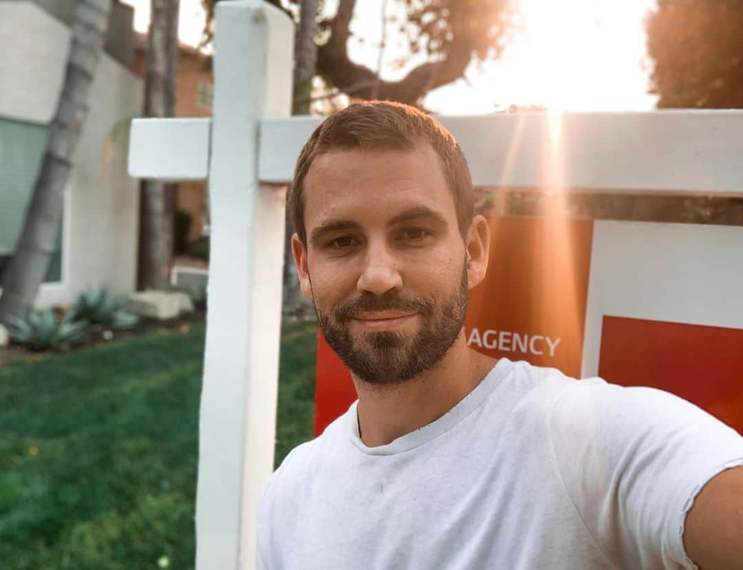 ニック・ビオールのインスタグラム：「6 years ago I left a career I really liked for a chance to do something I loved. I did it at a point in my life where the expectation was to settle in and live the life I had.  6 years later I’m buying MY First HOUSE and doing what I love. It’s never too late to change things up and take a few risks.」