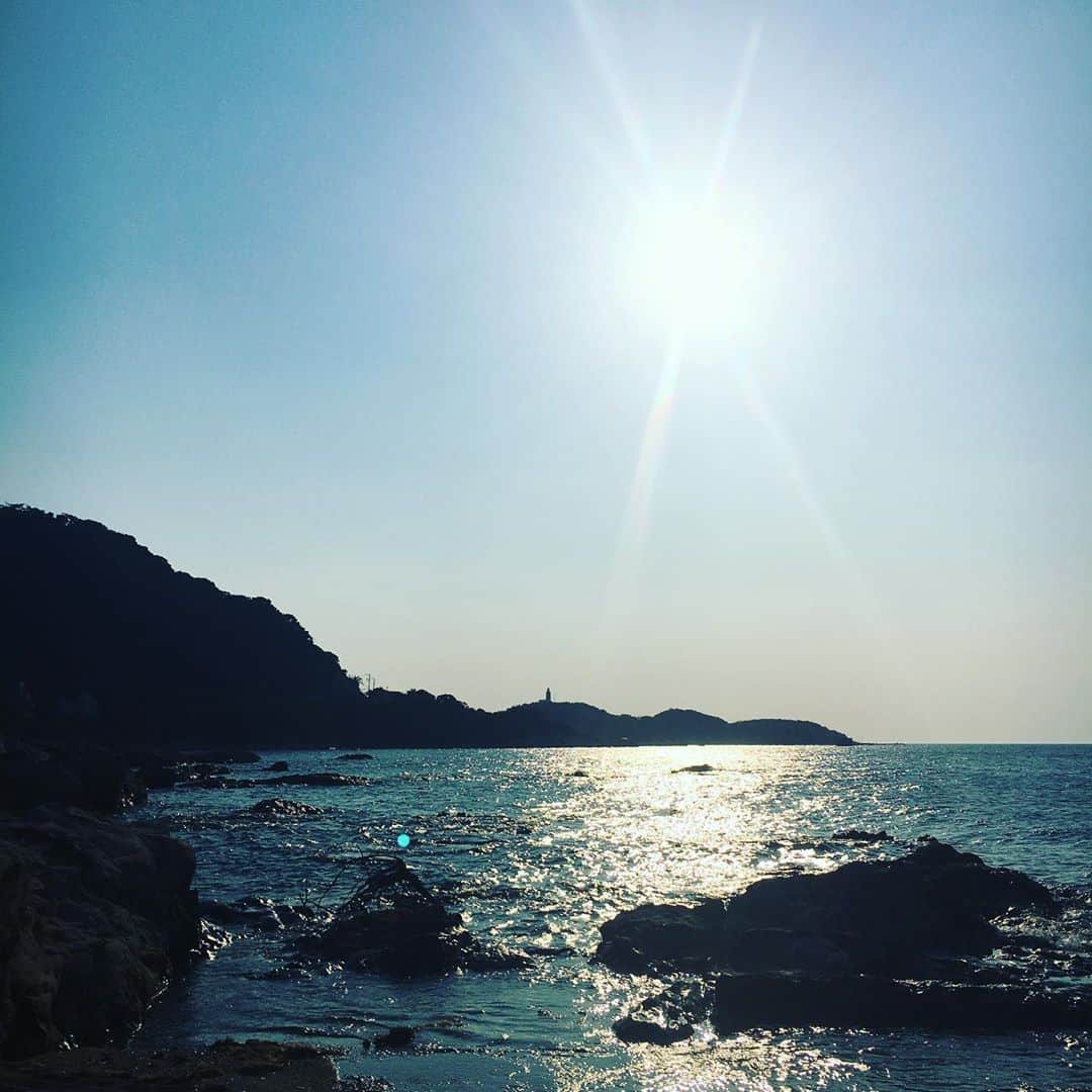 水野愛日さんのインスタグラム写真 - (水野愛日Instagram)「8月の終わりごろ、少しだけ千葉の海へ行ってきました。  人気のない海辺で、紫外線をさけながら（笑）、しばらくぼーーーっと。 良いリフレッシュになりました  来年はもっといろんな海に行きたいし、また水着も着たいなー笑  海ほたるで食べた漁師丼も♡  #海 #動画初心者 #8月の海 #紫外線対策 #紫外線対策バッチリ #ひたすらぼーっと #千葉の海 #館山 #海ほたるグルメ #漁師丼  #リフレッシュ  #45歳の夏 #美魔女になりたい 笑」9月16日 10時00分 - mizunomanabi