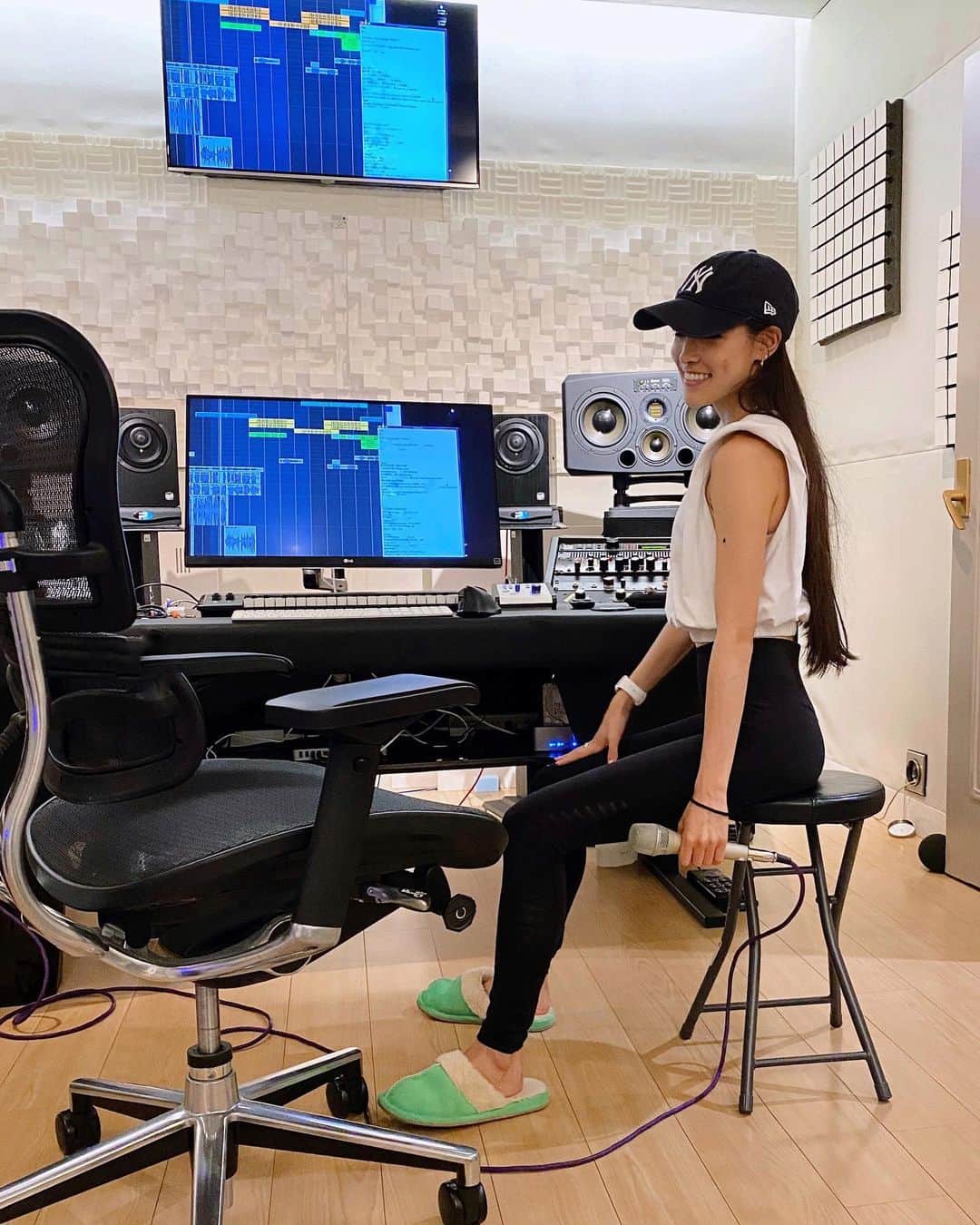 TANAKA ALICEのインスタグラム：「昨日も今日も🤎 めちゃくちゃカッコいい曲歌ってるよ🤠」