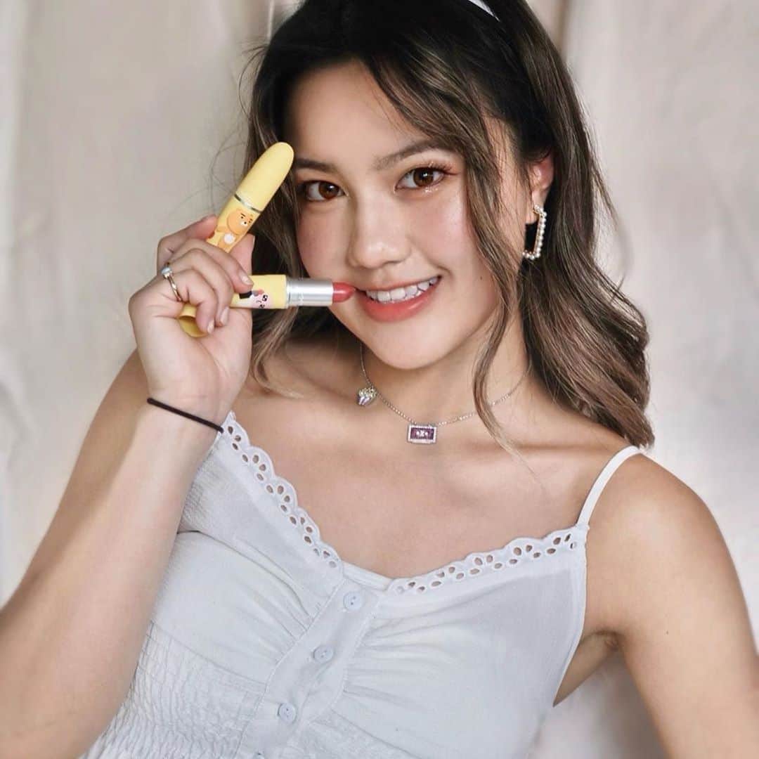 M·A·C Cosmetics Hong Kongさんのインスタグラム写真 - (M·A·C Cosmetics Hong KongInstagram)「可愛甜心 @gabbieccy 襯上KAKAO FRIENDS 「萌友」聯乘嘅 #MAC子彈唇膏，散發出超SWEET少女心！💛 Gabbie搽上APEACH擔當嘅元氣水蜜桃色 SEE SHEER，塑造出水感清爽嘅嘟嘟唇，同APEACH一樣咁討人愛！💗 今期「小黑盒」收錄咗兩大人氣搶手款APEACH X SEE SHEER 同 RYAN X RUBY WOO，一次過滿足你兩個願望！💄一系列韓國NO.1皇牌妝物，俾你一個驚喜貼心K-BEAUTY美妝體驗！ ➡️即刻到IG Profile連結登記，搶先一步知道開賣情報💄 入手今期小黑盒，化出超美韓妝！  Product mentioned: M·A·C PROJECT X Vol.003 [KAKAO LOVES LIPS] - HK$450 #MACPROJECTX #PROJECTX開箱 #MAC可愛萌友 #KAKAO限量奶黃子彈唇膏 #MACHONGKONG Regram from @gabbieccy   FINALLY!! Here comes to our CUTEST 𝙋𝙍𝙊𝙅𝙀𝘾𝙏 𝙓 Vol.003 unboxing! 💝See how excited our sweetheart @gabbieccy is?   The two limited edition lipsticks RYAN x Ruby Woo & APEACH x See Sheer are the MUST-HAVE collectibles in this little black box! Furthermore, additional K-beauty makeup goodies will be included as a secret surprise! 🤩  ➡️Click on the link in IG Profile now to ensure you will be the one to own them in first hand!」9月16日 9時54分 - maccosmeticshk