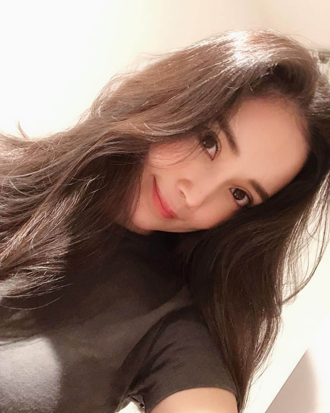 のインスタグラム：「ちょっと暗くしてもろてー 韓国風のふわっとカールな感じで巻いてもろてー 金髪時代も恋しいが、髪育しないと死んじゃう😇」