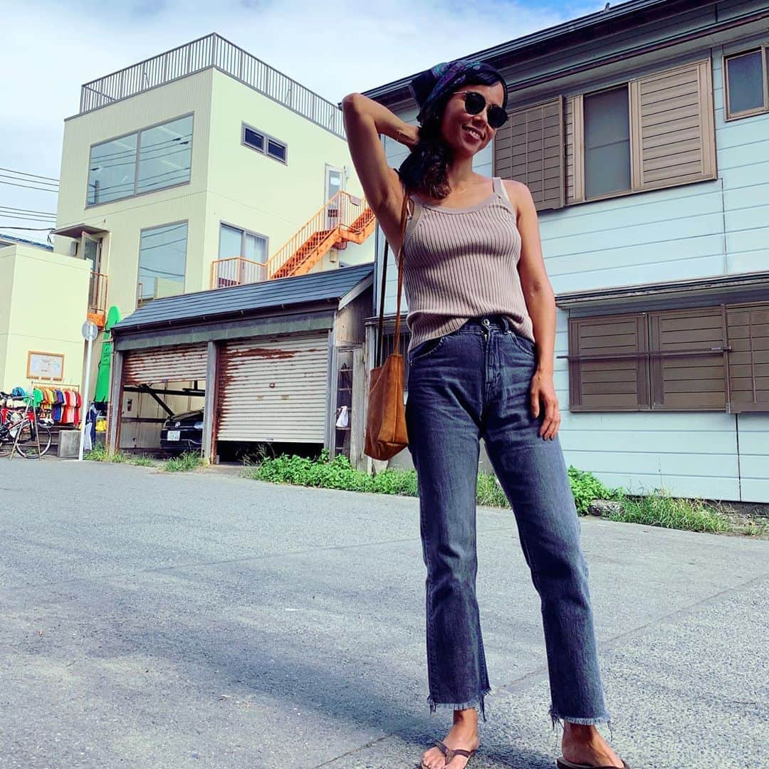 渋木さやかのインスタグラム：「バンダナをしきりに頭に巻いてた時期もあったけど、いまはハンカチとして使ってます。 ⠀ スカーフの巻き方はオシャレな人の動画見てもよく分かんないから、給食当番みたいに三角にして被るだけ。ちょっと大判であんまりツルツルしてないのを選ぶと巻きやすいかと♡ ⠀ デニムはめっちゃ履きやすい　@juri1104 コラボシリーズ。 大好きなハイウェストだし。ブラックデニムって何でも合う！ ⠀ ⠀ #渋木のオススメ  Denim @sonnylabel × @moname.official × @juri1104  Tops @etretokyo  Bag @ayakawasaki  スカーフ　vintage」