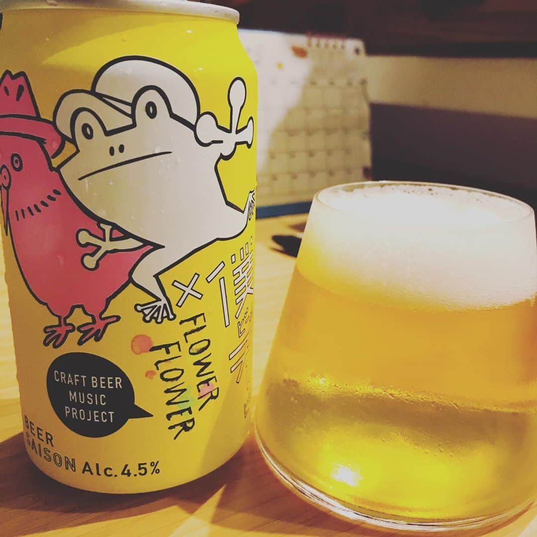 堀井亮佑のインスタグラム：「僕ビールのflower flower。柑橘系のセゾン。昼くらいにダラダラ飲むのに適している気がする。 #beer #堀井ビールログ」