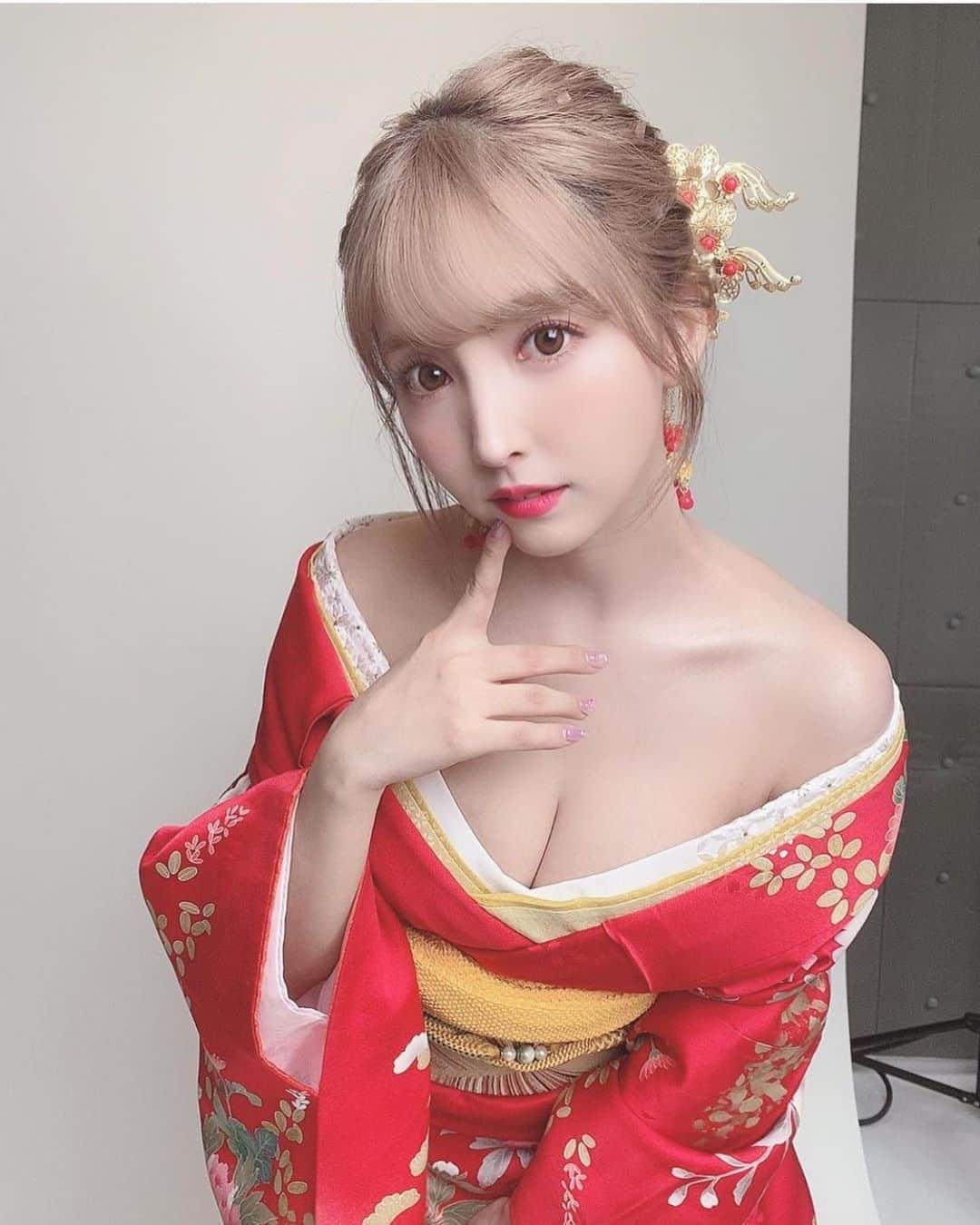 美女JAPANのインスタグラム：「どうも美女JAPANです！✨ ＊ ＊ 今回ご紹介するのはこの方‼️ ＊ ＊ 三上悠亜さん！@yua_mikami ＊ ＊ とっても綺麗🙈💕 年々綺麗なってて尊敬！💕 ＊ ＊ 三上悠亜さんのアカウントには他にも素敵な投稿がたくさんあります！✨ ＊ ＊ 皆さんも是非チェックしてみてね🧸 ＊ ＊ 明日の投稿もお楽しみに！！ ＊ ＊  #色気 #可愛い #綺麗 #かわいい #写真集 #モデル #美肌 #笑顔 #スタイル抜群 #可愛い #可愛すぎ #会いたい #天使 #美女 #美人 #美しい #清楚 #スタイル #色白 #スタイル抜群 #美脚 #素敵 #カワイイ #応援」