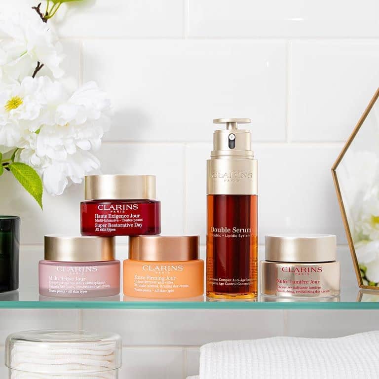 CLARINSさんのインスタグラム写真 - (CLARINSInstagram)「💚 try a skincare routine with our Double Serum and one of our moisturizers morning ☀️and night 💫    Our Double Serum helps boost the performance of your day cream. Try powering up your routine with our iconic Double Serum and a moisturizer that fits your skin’s needs ☀️💫🌱🌿  #clarinsskincare #skinsolutions #selfcare」9月16日 10時27分 - clarinsusa
